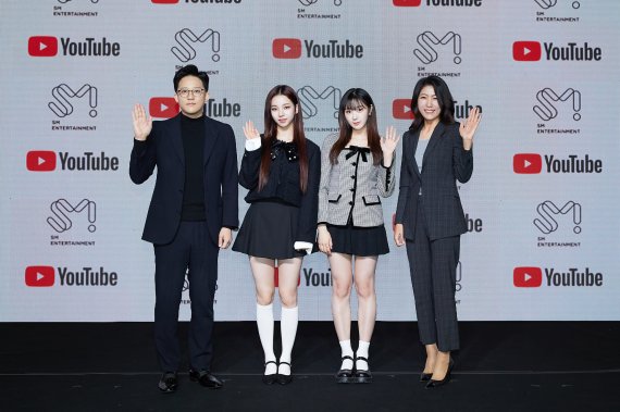 (왼쪽부터) 이성수 SM엔터테인먼트 대표, 에스파 카리나, 지젤, 이선정 유튜브 전무 © 뉴스1 /사진=뉴스1