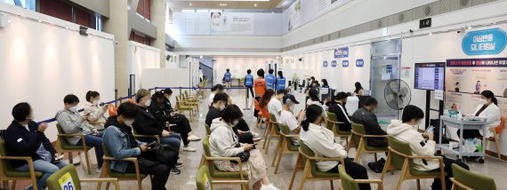 지난달 26일 오후 서울 용산구 코로나19 예방접종센터에서 시민들이 백신 접종을 받은 후 이상반응 모니터링을 위해 대기하고 있다. 뉴시스 제공.