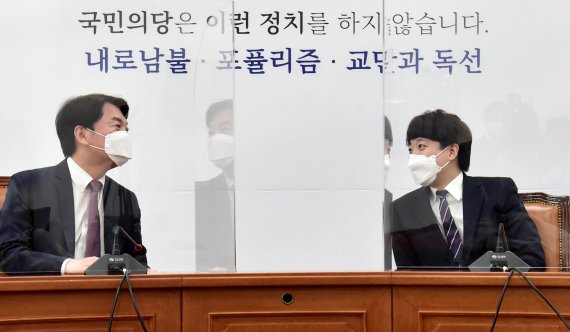 안철수 국민의당 대표(왼쪽)와 이준석 국민의힘 대표 © News1 오대일 기자 /사진=뉴스1