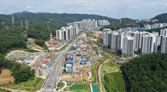 지난 9월 24일 경기도 성남시 분당구 대장동 개발사업 현장에서 건설 작업이 한창 진행되고 있다. 뉴시스.