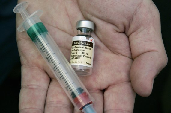 2006년 미국 시카고의 한 병원에서 의사가 HPV 백신을 손에 올려놓고 설명하는 모습. 사진=뉴시스
