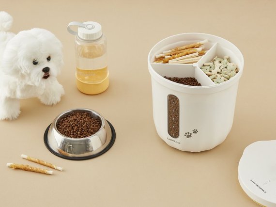 (위쪽부터) 쿠쿠전자의 '넬로 펫 에어샤워 & 드라이룸', 락앤락의 '진공사료통' 각사 제공