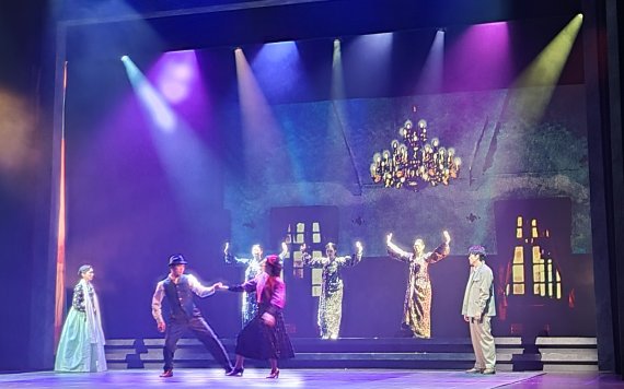 사랑과 이별 이야기를 지난 100년간의 한국 대중가요로 펼쳐 보이는 주크박스 뮤지컬 '백만송이의 사랑' 프레스콜이 4일 의정부예술의전당에서 열렸다. 2021.11.04. kdh@newsis.com