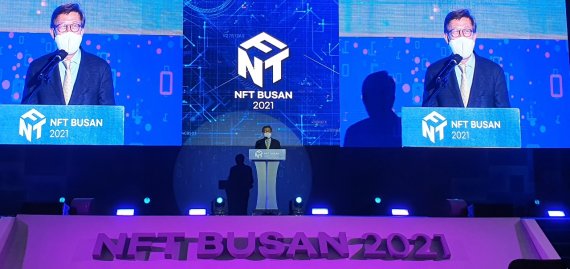 4일 부산 벡스코에셔 열린 'NFT BUSAN 2021' 개막식에서 박형준 부산시장이 개막사를 하고 있다. 사진=정용부 기자