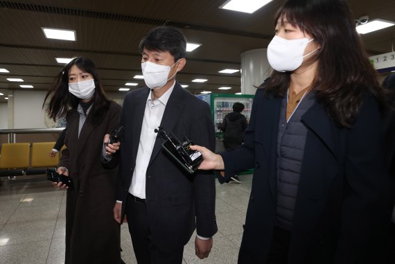 금융업계 관계자들에게서 수천만원대 뇌물을 받은 혐의로 재판에 넘겨진 유재수 전 부산시 경제부시장이 5일 오전 서울 서초구 서울고법에서 열린 항소심 선고공판에 출석하기 위해 법정으로 향하고 있다. 사진=뉴스1