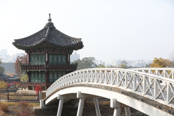 [서울=뉴시스] 박미소 기자 = 조선시대 왕과 왕비의 휴식처였던 향원정과 취향교 복원이 3년 만에 완료돼 언론에 공개됐다. 향원지 영역의 옛 사진을 분석해 변형·훼손된 절병통, 창호, 능화지, 외부 난간대 등을 복원했다. 내년 4월부터 특별관람 형태로 내부가 일반에 공개될 예정이다. 5일 오전 서울 종로구 경복궁에서 복원된 향원장과 취향교가 보이고 있다. 2021.11.05. misocamera@newsis.com