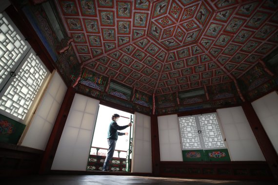 [서울=뉴시스] 박미소 기자 = 조선시대 왕과 왕비의 휴식처였던 향원정과 취향교 복원이 3년 만에 완료돼 언론에 공개됐다. 향원지 영역의 옛 사진을 분석해 변형·훼손된 절병통, 창호, 능화지, 외부 난간대 등을 복원했다. 내년 4월부터 특별관람 형태로 내부가 일반에 공개될 예정이다. 5일 오전 서울 종로구 경복궁 향원지의 향원정에서 한 관계자가 내부를 살펴보고 있다. 2021.11.05. misocamera@newsis.com