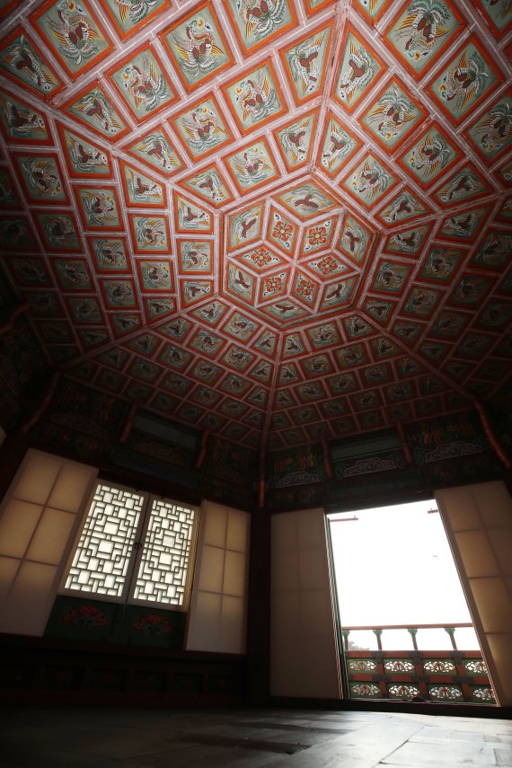 [서울=뉴시스] 박미소 기자 = 조선시대 왕과 왕비의 휴식처였던 향원정과 취향교 복원이 3년 만에 완료돼 언론에 공개됐다. 향원지 영역의 옛 사진을 분석해 변형·훼손된 절병통, 창호, 능화지, 외부 난간대 등을 복원했다. 내년 4월부터 특별관람 형태로 내부가 일반에 공개될 예정이다.사진은 5일 오전 서울 종로구 경복궁 경내 복원된 향원정 내부의 모습. 2021.11.05. misocamera@newsis.com