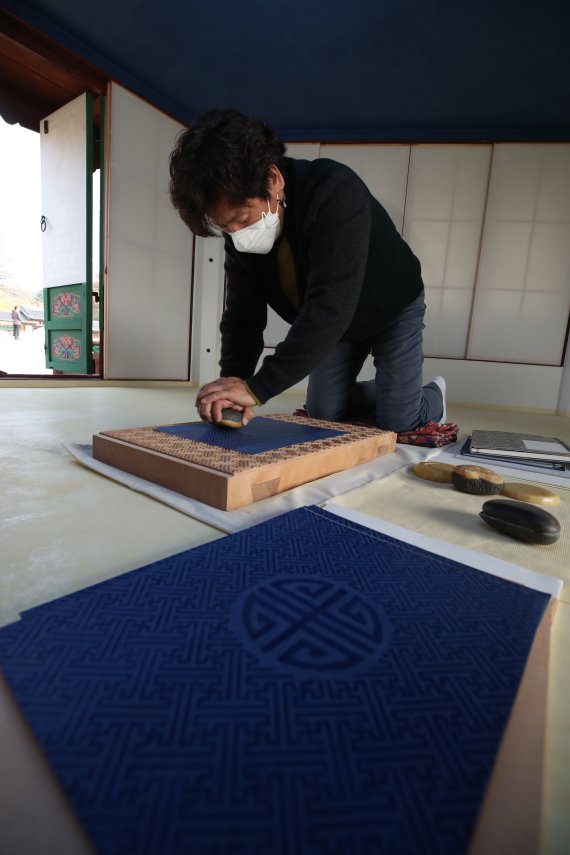 [서울=뉴시스] 박미소 기자 = 조선시대 왕과 왕비의 휴식처였던 향원정과 취향교 복원이 3년 만에 완료돼 언론에 공개됐다. 향원지 영역의 옛 사진을 분석해 변형·훼손된 절병통, 창호, 능화지, 외부 난간대 등을 복원했다. 내년 4월부터 특별관람 형태로 내부가 일반에 공개될 예정이다. 5일 오전 서울 종로구 경복궁에서 복원된 향원정 내부에서 한 관계자가 능화 새기기 작업을 시연하고 있다. 2021.11.05. misocamera@newsis.com