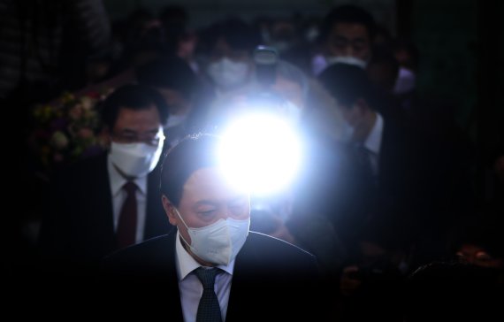 사퇴를 표명한 윤석열 검찰총장이 4일 직원들의 인사를 받으며 서울 서초구 대검찰청을 나서고 있다. 2021.3.4/뉴스1 © News1 이성철 기자