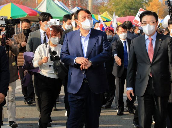 윤석열 국민의힘 대선 경선후보가 4일 오후 경기도 연천군 전곡시장을 방문하고 있다. 2021.11.4/뉴스1 © News1 구윤성 기자 /사진=뉴스1