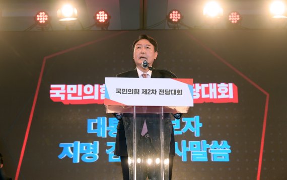 국민의힘 20대 대통령 후보로 당선된 윤석열 전 검찰총장이 5일 오후 서울 용산구 백범김구기념관에서 열린 '국민의힘 제2차 전당대회'에서 수락 연설을 하고 있다. 2021.11.5/뉴스1 © News1 오대일 기자 /사진=뉴스1