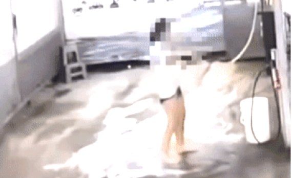 세차장서 샤워하는 여성이 CCTV에... 옷이 젖어서 속옷까지...
