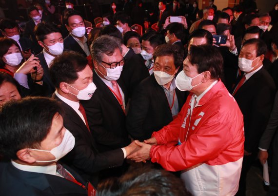 국민의힘 20대 대통령 후보로 당선된 윤석열 전 검찰총장이 5일 오후 서울 용산구 백범김구기념관에서 열린 '국민의힘 제2차 전당대회'에서 김기현 원내대표 등으로부터 축하를 받고 있다. 2021.11.5/뉴스1 © News1 오대일 기자