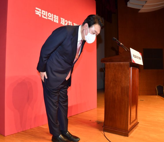 국민의힘 20대 대통령 후보로 당선된 윤석열 전 검찰총장이 5일 오후 서울 용산구 백범김구기념관에서 기자회견에 앞서 인사를 하고 있다. 2021.11.5/뉴스1 © News1 오대일 기자