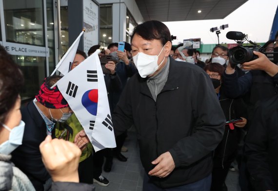 윤석열 국민의힘 대선후보가 6일 오전 서울 송파구 가락농수산물종합도매시장을 방문해 지지자들과 인사를 나누고 있다. 사진=뉴시스