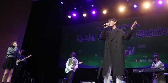 6일 전북 전주시 전주한벽문화관에서 열린 2021 전라북도 청소년 밴드동아리 경연대회에서 전주제일고등학교 블루웨건 팀이 앙코르 무대를 펼치고 있다. 2021.11.6/뉴스1 © News1 유경석 기자