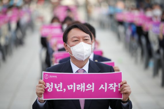 윤석열 국민의힘 대선 후보가 6일 서울 송파구 올림픽공원 평화의광장에서 열린 제5회 대한민국 청년의 날 기념식에서 '청년, 미래의 시작' 손 피켓을 들어 보이고 있다. 사진=뉴시스화상