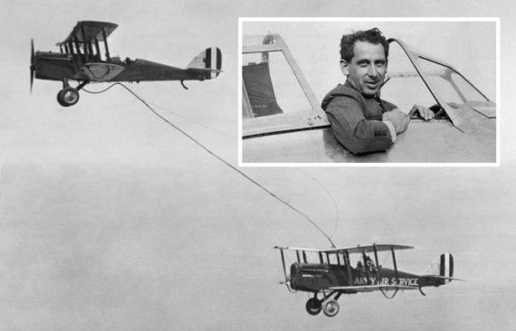 1923년 6월 27일, 최초의 공중 급유 성공 순간. 세버스키의 아이디어가 채용된 이 실험에는 3대의 복엽기가 동원됐으며 항공 역사에서 '최초의 공중급유'로 남아 있다. 총 9번의 공중 급유를 받은 기체는 37시간 동안 하늘에 머무르는 데 성공한다. 박스 안은 '알렉산더 세버스키(1894-1974)' 1차대전에 참가한 러시아 전투기 조종사이자 이후 미국으로 망명하여 유명 비행기 조종사이자 제작자로 활동한다. 두 비행기 간에 호스를 연결하여 연료를 공급하는 아이디어를 고안, 당시에는 펌프가 없던 시절이라 중력에 의해 연료가 자연스럽