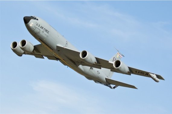 미국 보잉사의 KC-135 스트래토탱커 수송기 겸 공중급유기. 보잉사가 독자적으로 개발한 4발 제트수송기 367-80(보잉 707의 프로토타입기)을 기반으로 개발한 장거리 공중급유/수송기이다. 1956년에 처음 실전배치됐다. 최근에는 업그레이드 사업을 통해 KC-135 Block 50으로 업그레이드를 진행, 조종석의 계기판을 글래스 콕피트화 시키고 다중급유장비(MPRS:Multi-Point Refueling System) 사업 등을 진행했다. MPRS는 날개에 Mk.32B 포드를 장착하여 급유 프로브를 갖춘 항공기에도 급유가 가능하