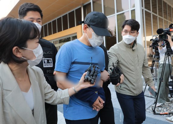장인 앞에서 아내를 일본도(장검)로 찔러 살해한 혐의를 받고 있는 장모씨(49) © News1 이성철 기자