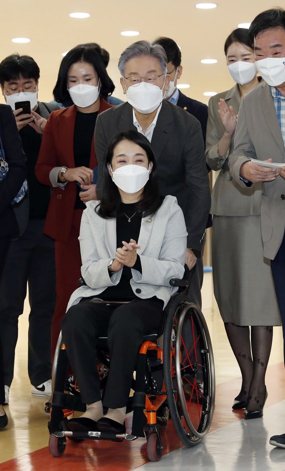 이재명 더불어민주당 대선 후보가 7일 서울 강서구 공립 지적장애 특수학교인 서진학교를 방문해 최혜영 의원의 휠체어를 밀어주며 학교 시설을 둘러보고 있다. 2021.11.7/뉴스1 © News1 구윤성 기자