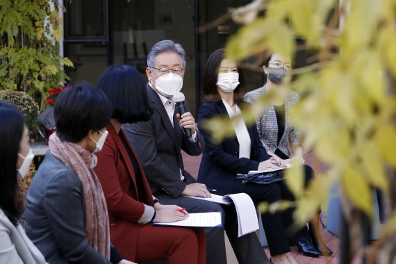 이재명 더불어민주당 대선 후보가 7일 오전 서울 강서구 공립 지적장애 특수학교인 서진학교를 방문해 학부모들과 간담회를 하고 있다. 2021.11.7/뉴스1 © News1 구윤성 기자