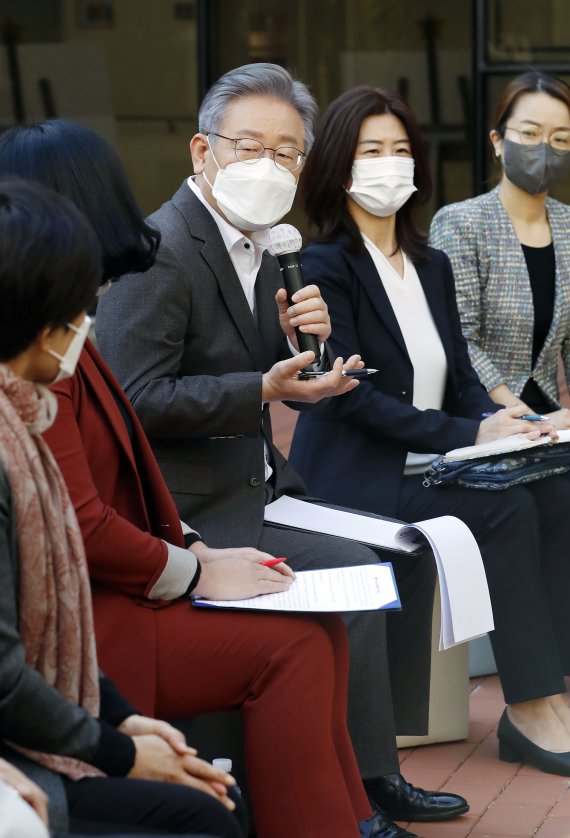 이재명 더불어민주당 대선 후보가 7일 오전 서울 강서구 공립 지적장애 특수학교인 서진학교를 방문해 학부모들과 간담회를 하고 있다. 2021.11.7/뉴스1 © News1 구윤성 기자