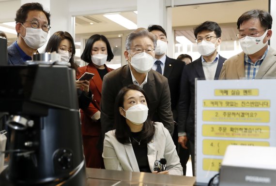 이재명 더불어민주당 대선 후보가 7일 서울 강서구 공립 지적장애 특수학교인 서진학교를 방문해 최혜영 의원의 휠체어를 밀어주며 학교 카페 실습실을 둘러보고 있다. 2021.11.7/뉴스1 © News1 구윤성 기자