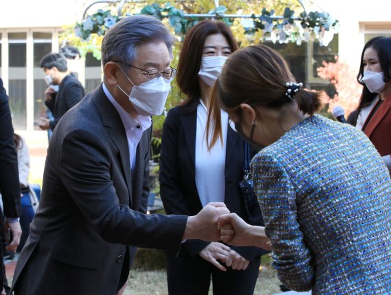 이재명 더불어민주당 대선 후보가 7일 오전 서울 강서구 공립 지적장애 특수학교인 서진학교에서 학부모 간담회에 앞서 참석자들과 인사 나누고 있다. 2021.11.7/뉴스1 © News1 구윤성 기자