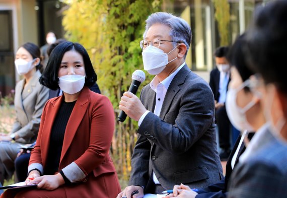 이재명 더불어민주당 대선 후보가 7일 오전 서울 강서구 공립 지적장애 특수학교인 서진학교를 방문해 학부모들과 간담회를 하고 있다. 2021.11.7/뉴스1 © News1 구윤성 기자