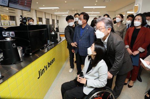 이재명 더불어민주당 대선 후보가 7일 오전 서울 강서구 공립 지적장애 특수학교인 서진학교를 방문해 실습실을 둘러보고 있다. 2021.11.7/뉴스1 © News1 구윤성 기자
