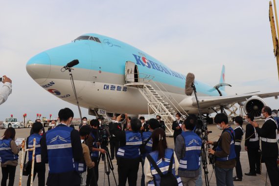 지난 5일 일본 후쿠오카현 기타규슈공항에서 대한항공과 기타규슈시 관계자 등이 참석한 가운데 대한항공 화물기 증편(주4회)을 기념하는 행사가 열렸다. 일본 취재진들이 행사를 취재하는 모습. 사진=조은효 특파원