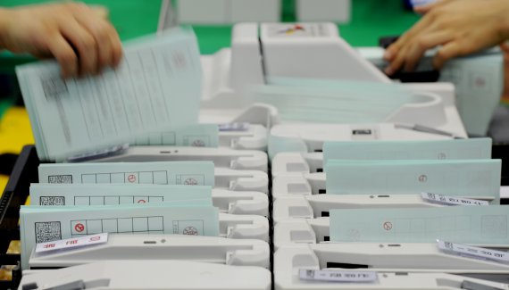 투표 개표작업 모습.(뉴스1 DB)/뉴스1