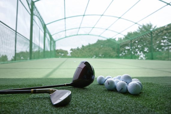 1 롯데호텔 제주 룸캠핑 패키지 2 서울신라호텔은 PXG와 손잡고 '플레이 위드 PXG(Play with PXG)' 패키지를 선보인다. 롯데호텔 ·신라호텔 제공