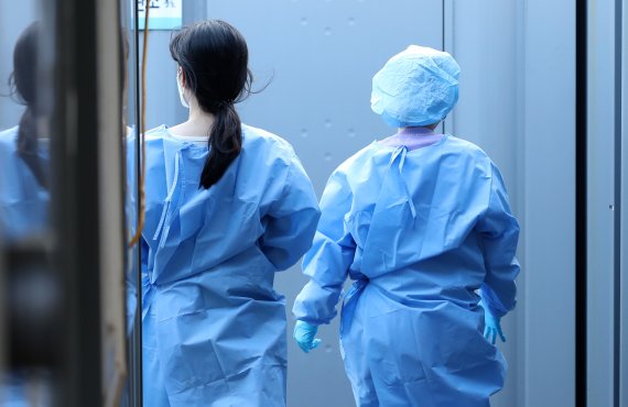 "일상회복은 먼 나라 이야기".. 떠나는 간호사들