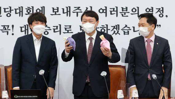 미소 짓는 윤석열 후보