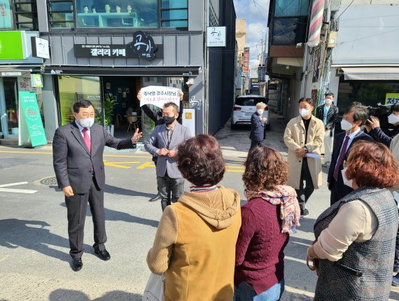 경주 중심상권이 '상권 르네상스 사업'을 통해 옛 명성 회복에 나선다. 주낙영 경주시장(왼쪽 첫번째)이 상인들의 의견을 청취하면서 소통하고 있다. 사진=경주시 제공