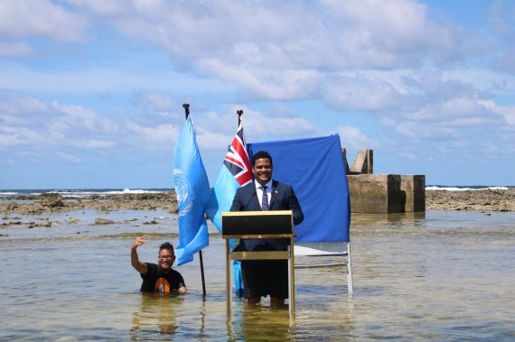 투발루 외교장관, 무릎까지 물에 잠긴채 기후위기 연설