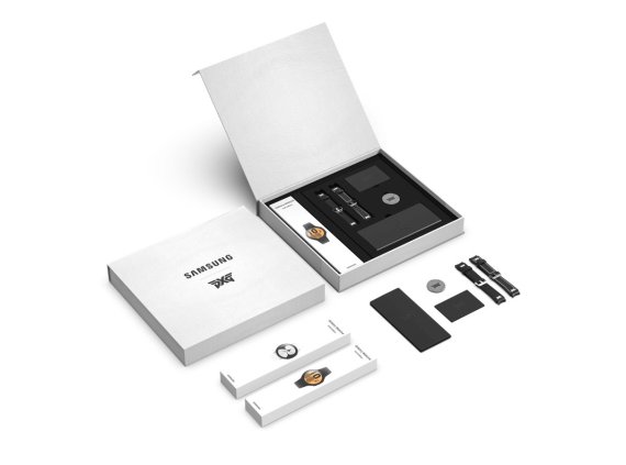 삼성전자는 프리미엄 골프 브랜드 'PXG'와 협업한 '갤럭시 워치4 PXG 골프 에디션'을 오는 11일부터 국내에서 한정 판매한다고 8일 전했다. '갤럭시 워치4 PXG 골프 에디션'은 '갤럭시 워치4 골프 에디션', 프리미엄 PXG 가죽 지갑, PXG 볼마커, PXG 전용 스트랩 2종, PXG 워치 페이스 3종 등으로 구성됐다. (삼성전자 제공) 2021.11.8/뉴스1