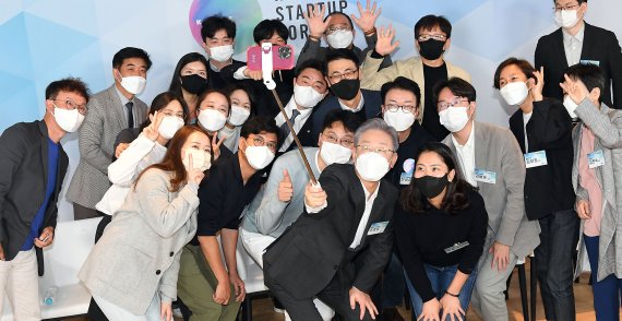 이재명 더불어민주당 대선 후보가 8일 오전 서울 성동구 패스트파이브 서울숲점에서 열린 스타트업 정책 토크에서 참석자들과 셀카를 찍고 있다. 2021.11.8/뉴스1 © News1 국회사진취재단