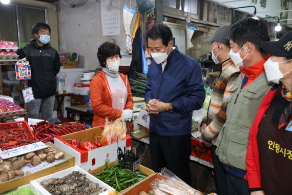 조선 제1국도 첫 관문 '무악재'… 가파른 고갯길 따라 순응한 장터거리 [길 위에 장이 선다]