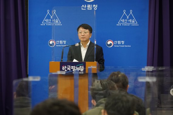 정호철 산림청 대변인이 8일 정부대전청사에서 기자브리핑을 갖고 유엔기후변화협약 제26차 당사국총회에서 발표된 '산림 및 토지이용에 관한 글래스고 정상선언'의 의미 등에 대해 설명하고 있다.