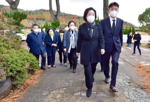 정의당 심상정 대선후보가 8일 오후 광주 북구 민족민주열사묘역(옛 망월묘역) 참배에 앞서 입구 땅에 박혀있는 '전두환 비석'을 밟고 있다. 사진=뉴시스