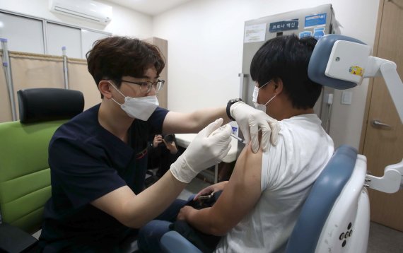 얀센 코로나19 백신접종 후 2개월이 경과한 접종자를 대상으로 진행하는 부스터샷(추가접종)이 8일 시작됐다. 이날 서울 시내의 한 위탁의료기관에서 얀센 접종자가 추가 접종을 받고 있다. 뉴시스
