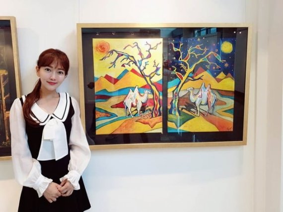 배우 윤송아와 그의 그림. 제공=티밥미디어