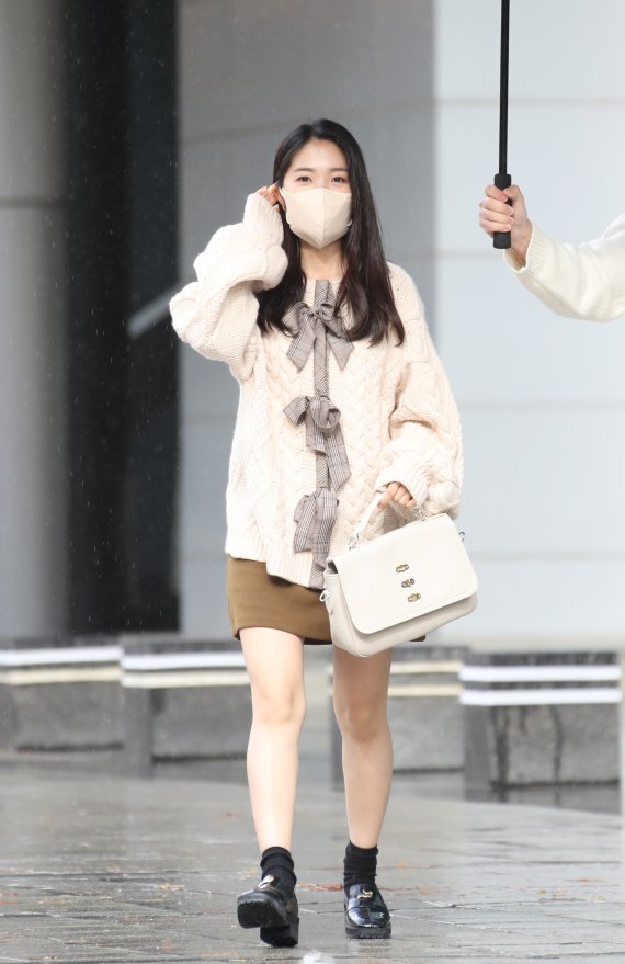 배우 김혜윤이 8일 오후 서울 양천구 SBS목동에서 진행된 라디오 '최화정의 파워타임'을 마치고 방송국을 나서고 있다. © News1 권현진 기자