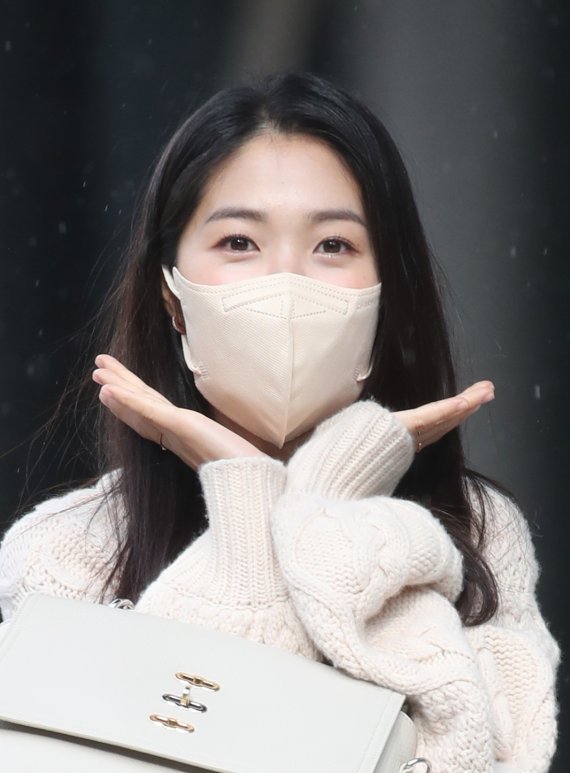 배우 김혜윤이 8일 오후 서울 양천구 SBS목동에서 진행된 라디오 '최화정의 파워타임'을 마치고 방송국을 나서고 꽃받침 포즈를 취하고 있다. © News1 권현진 기자