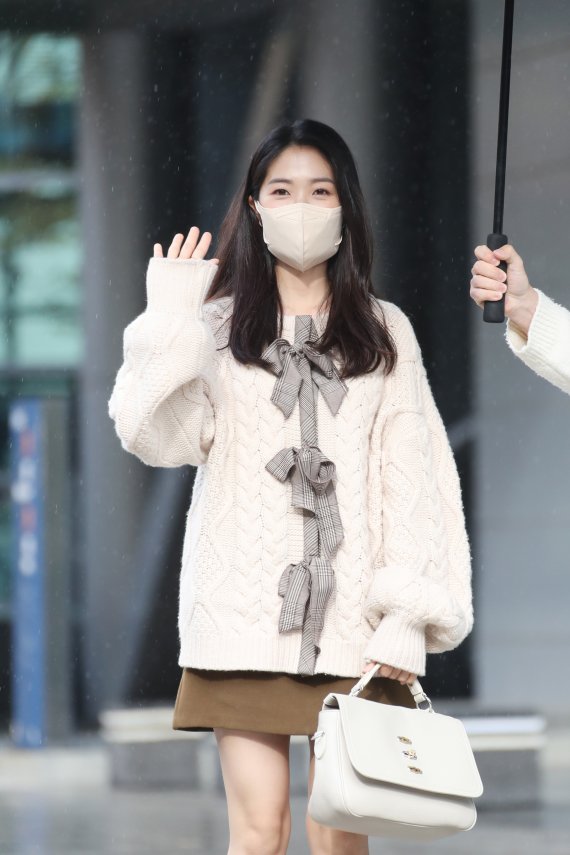 배우 김혜윤이 8일 오후 서울 양천구 SBS목동에서 진행된 라디오 '최화정의 파워타임'을 마치고 방송국을 나서며 비타민 인사를 하고 있다. © News1 권현진 기자