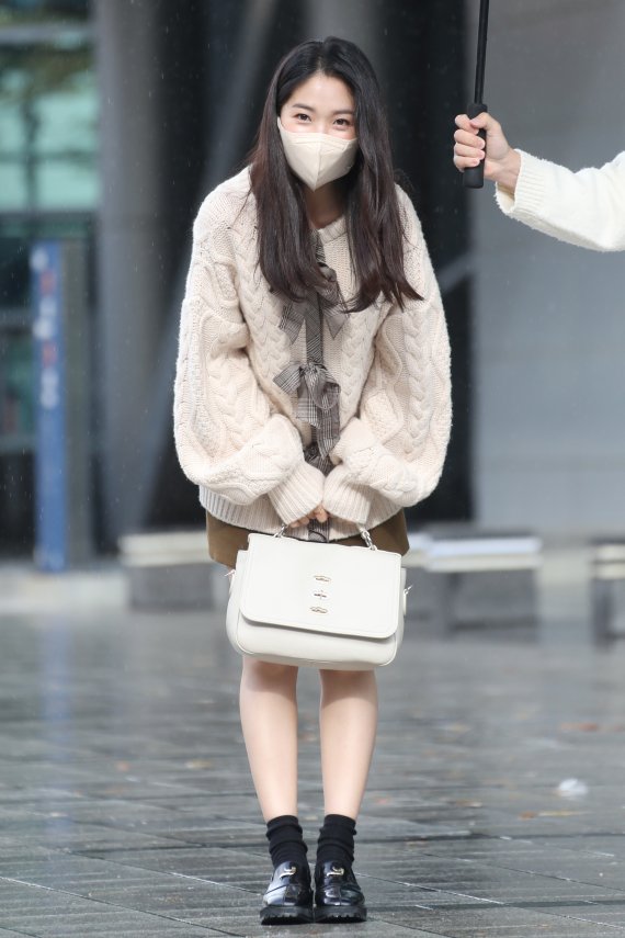 배우 김혜윤이 8일 오후 서울 양천구 SBS목동에서 진행된 라디오 '최화정의 파워타임'을 마치고 방송국을 나서며 인사를 하고 있다. © News1 권현진 기자